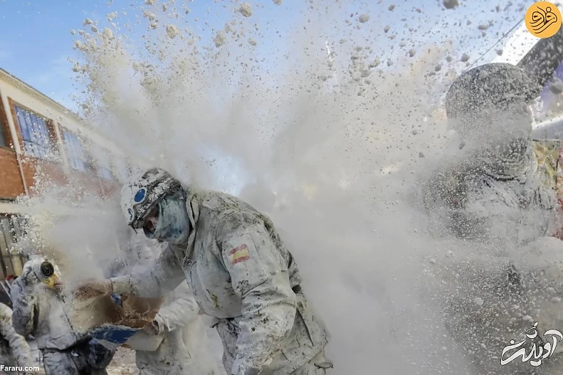 (ویدئو) جشنوارهای عجیب با پرتاب ۱۰ هزار تخم مرغ و ۶۰۰ کیلو آرد